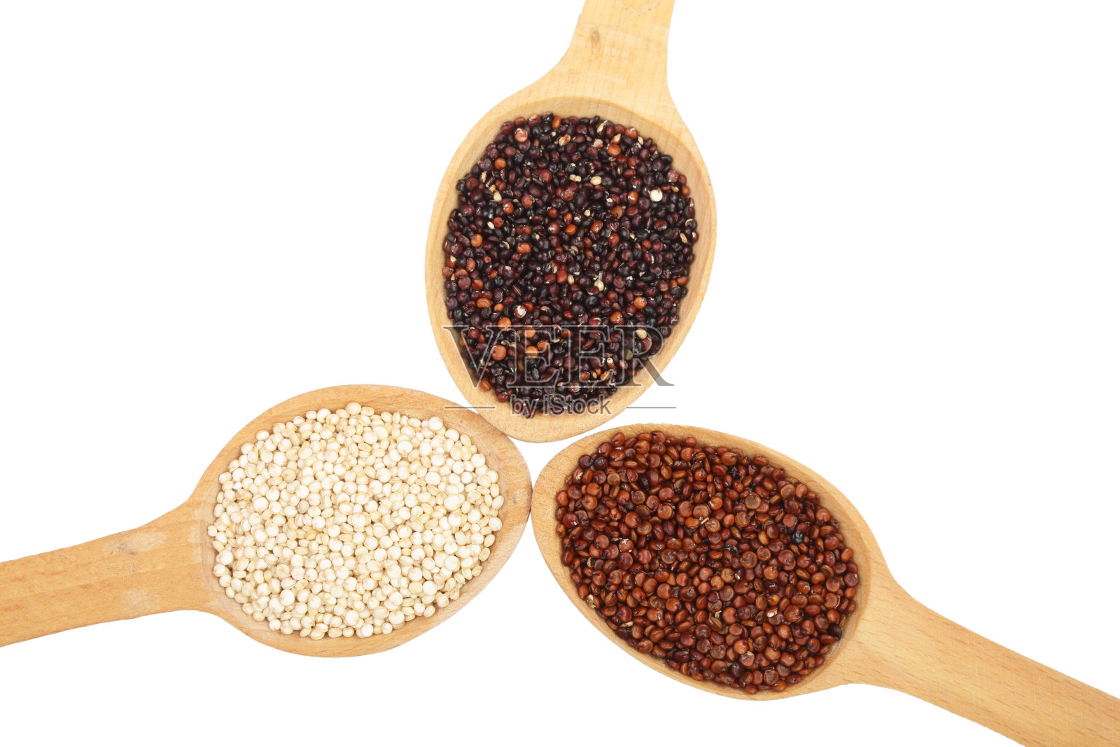 黑、红、白藜麦种子放在木勺中，孤立在白色背景上。俯视图照片摄影图片