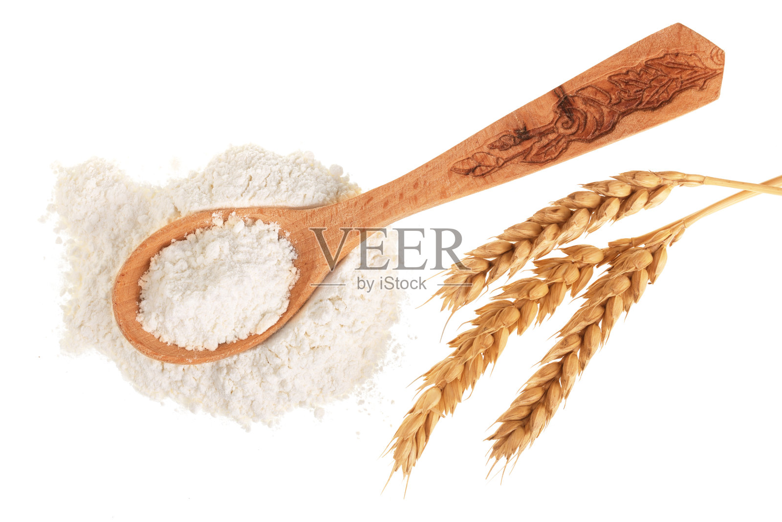 小麦穗和面粉堆在木勺孤立在白色的背景。前视图。平躺照片摄影图片