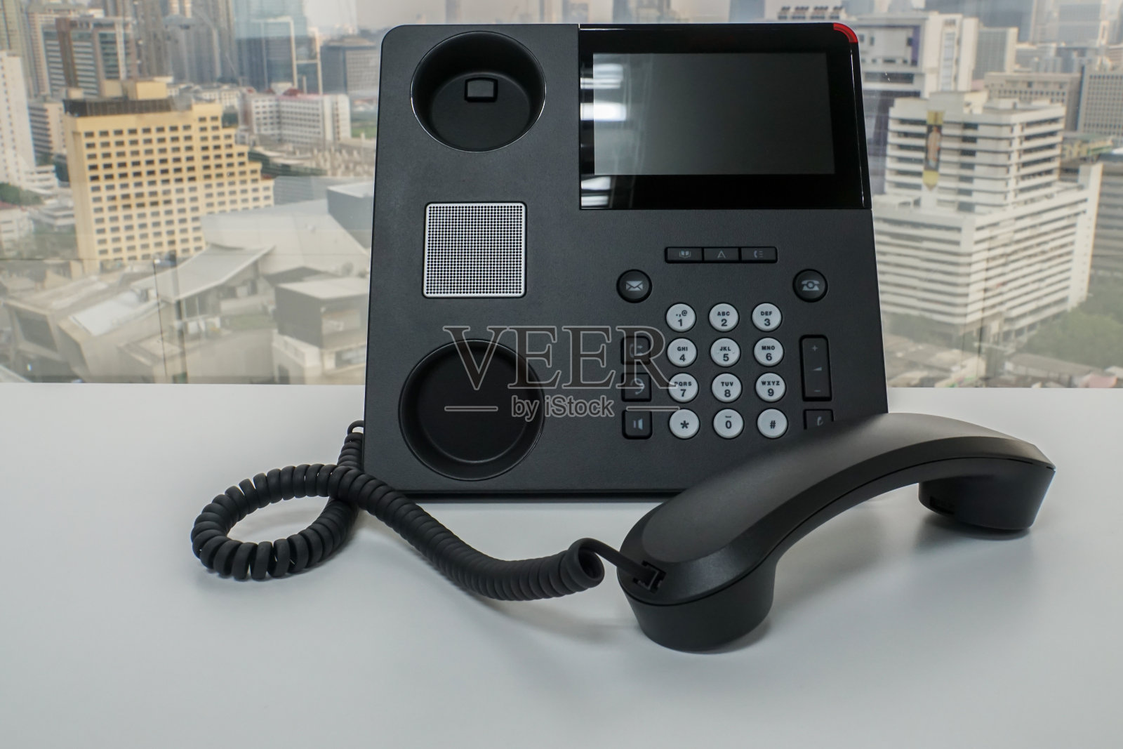 近距离黑色IP电话在白色办公桌上的商务电话照片摄影图片