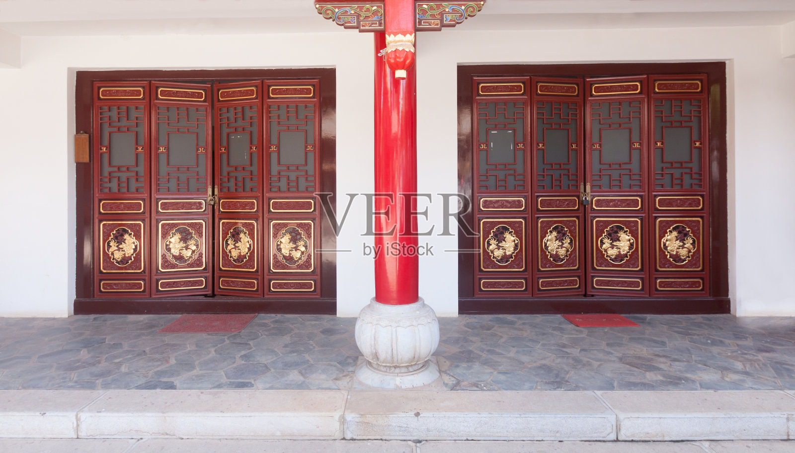 中国寺庙的传统门。照片摄影图片