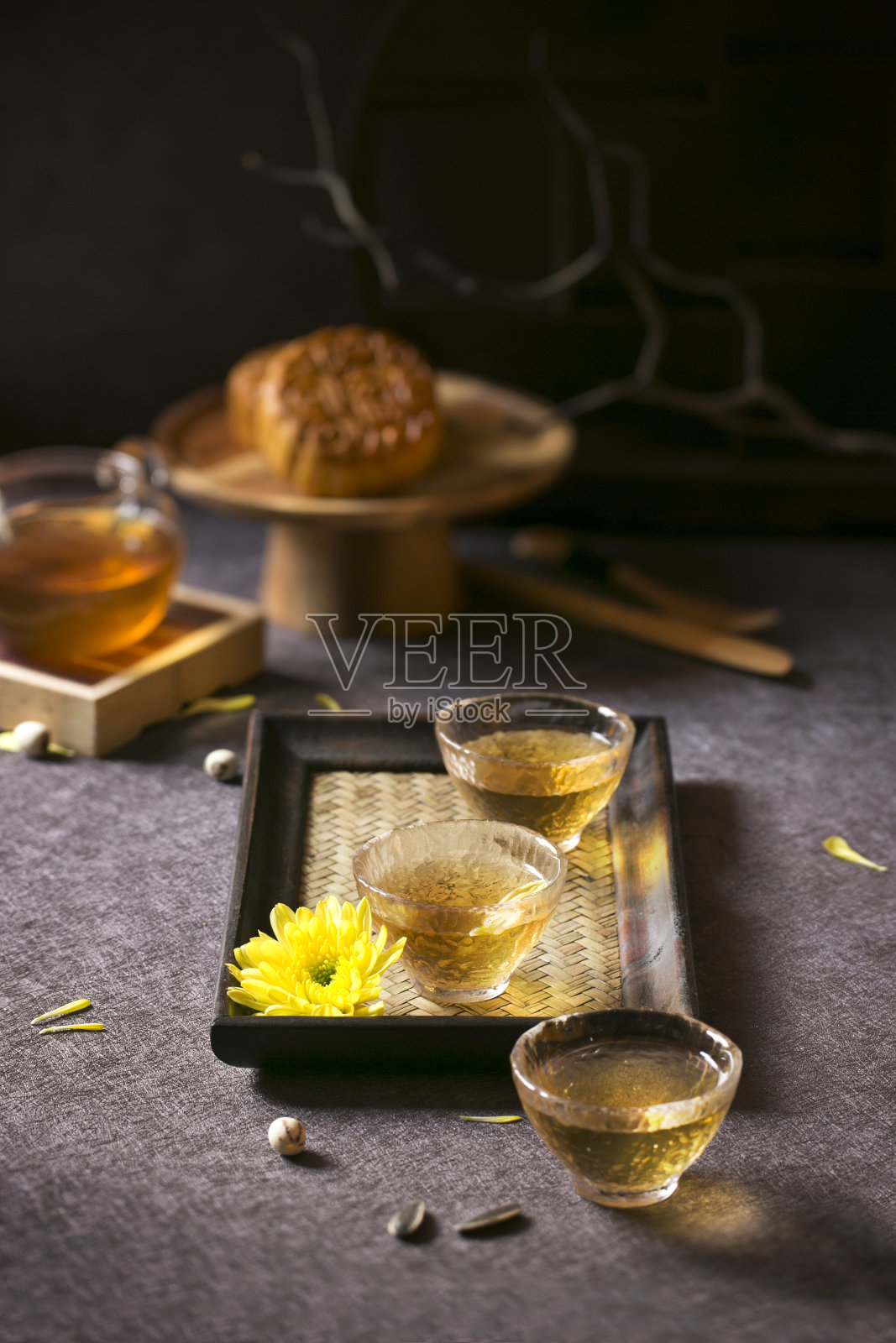 中秋节中草药茶的特写形象。照片摄影图片