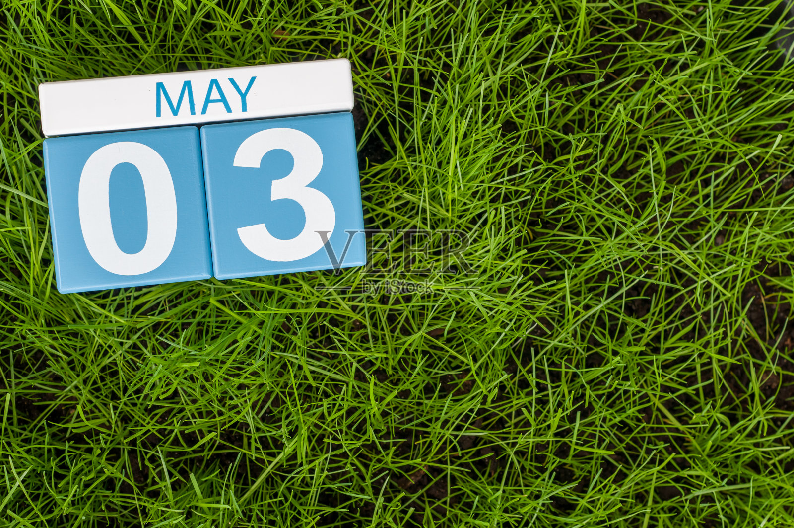 5月3日。月的第三天，日历上的足球绿草为背景。春天的时候，空白的文字空间照片摄影图片