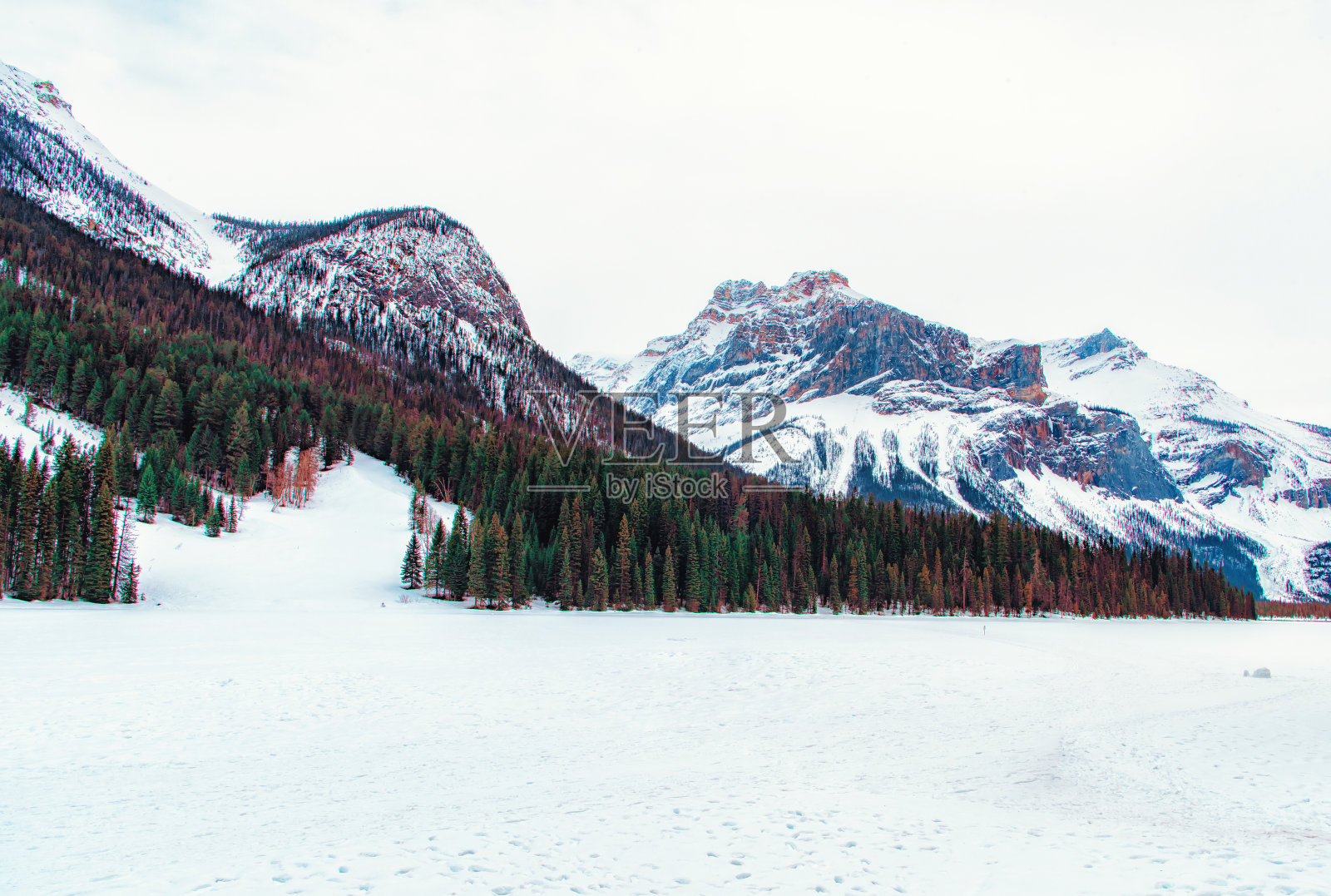 翡翠湖小屋坐落在高处，经历了加拿大冬季的各种天气照片摄影图片