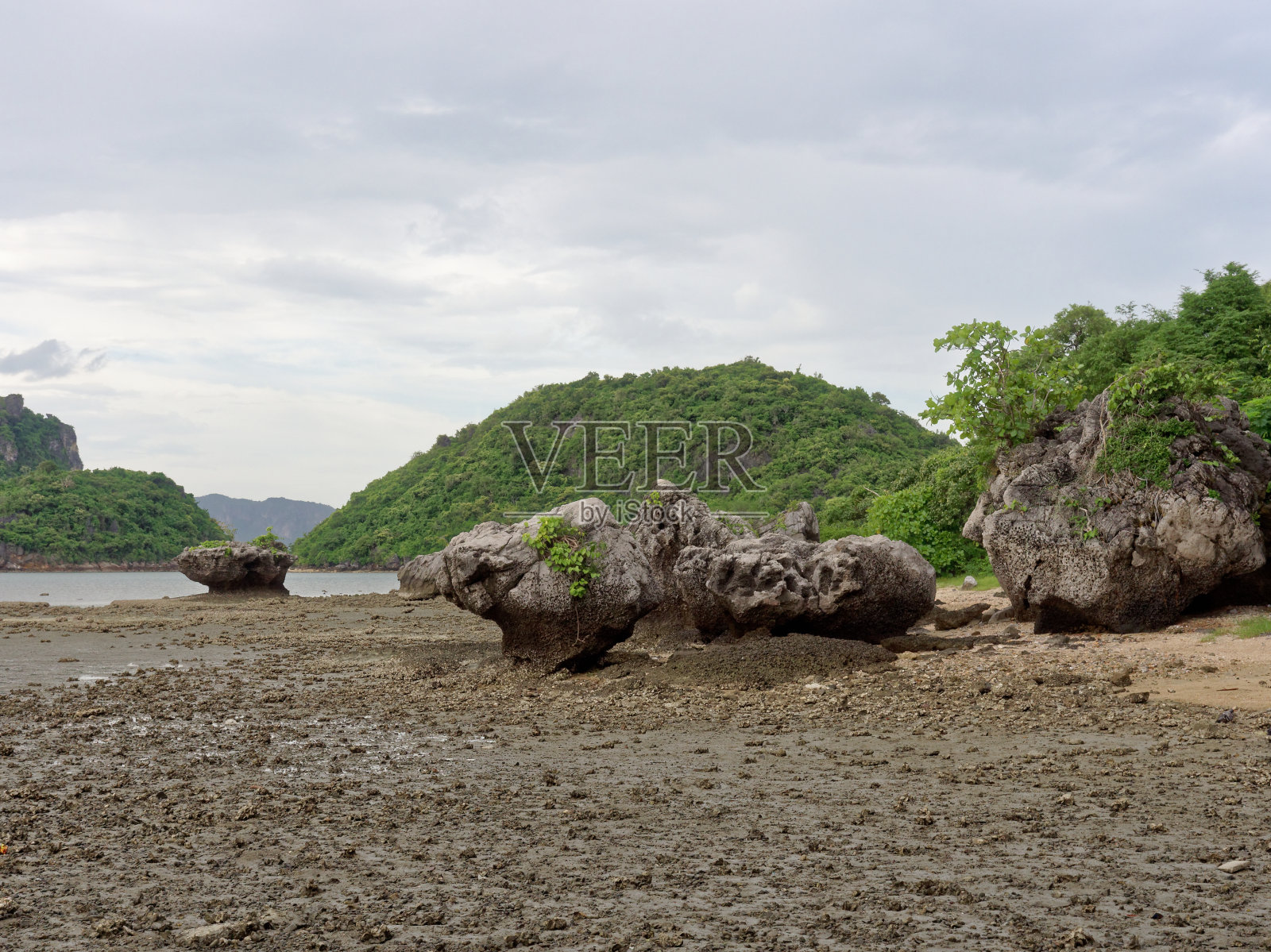 位于Khao Lom Muak, Ao Manao, Prachuap Khiri Khan的被海水侵蚀的半球形、锥形或金字塔状的大岩石照片摄影图片