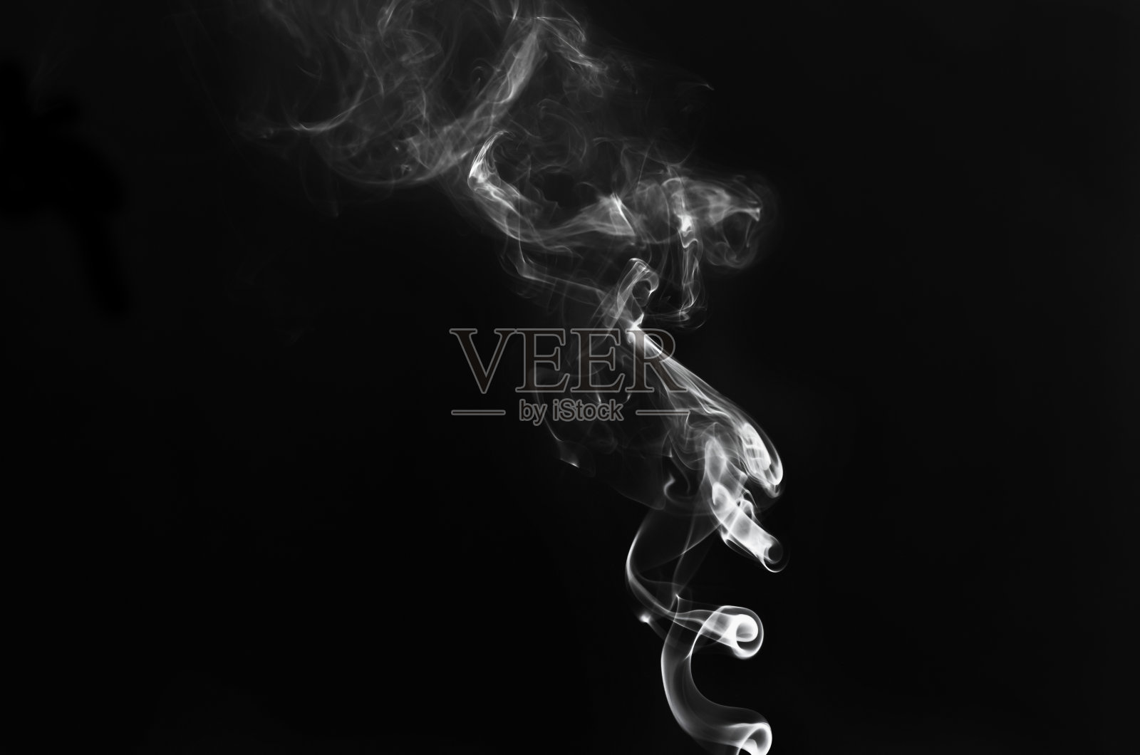 白色烟雾在黑色背景上的抽象碎片运动。照片摄影图片