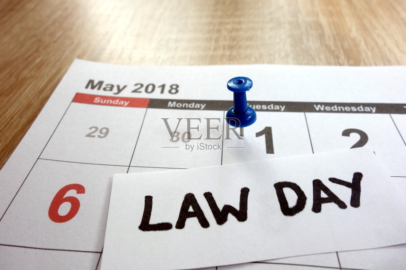 法律日的日期标记在日历上照片摄影图片