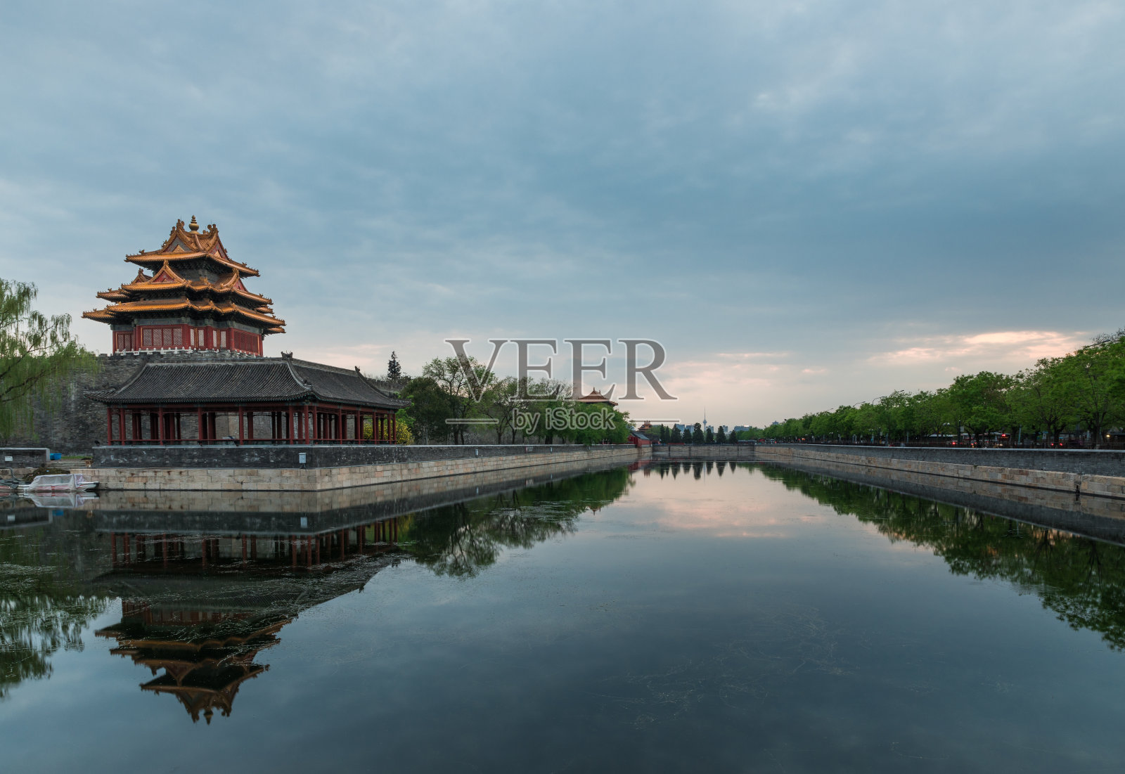 北京紫禁城护城河和角楼照片摄影图片