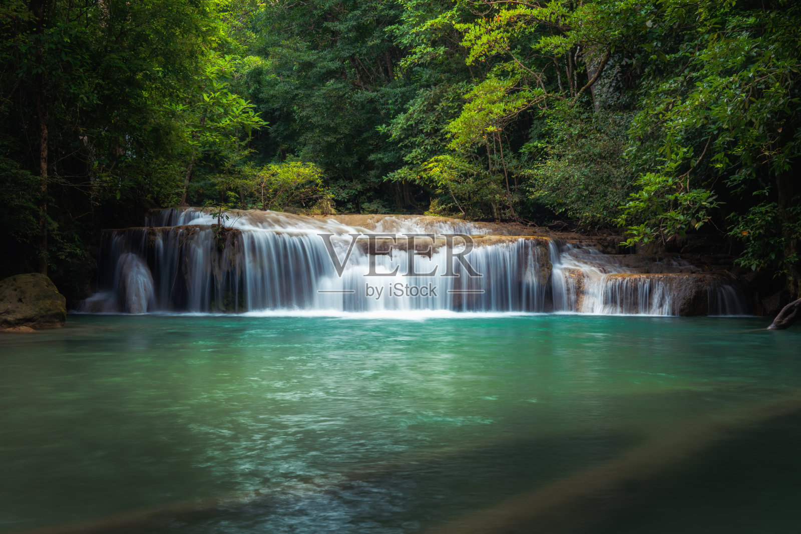 瀑布的深度，泰国四面佛国家公园瀑布的美景照片摄影图片