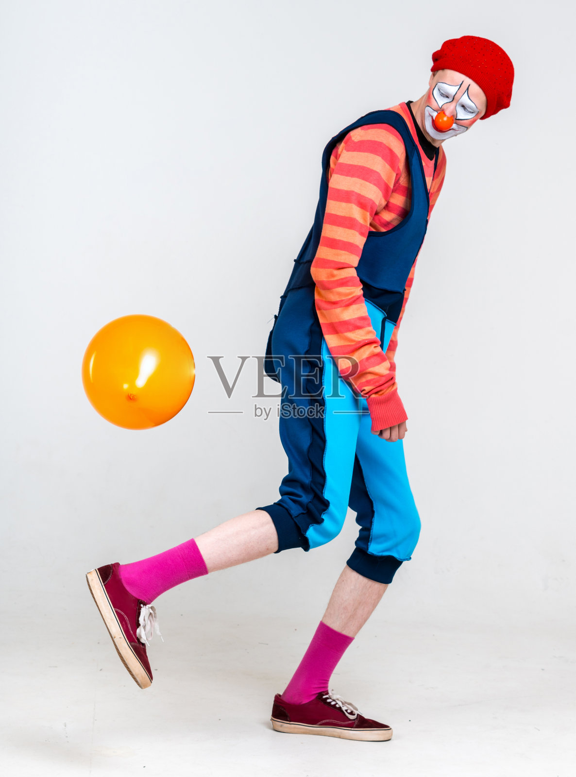 滑稽的小丑玩气球照片摄影图片
