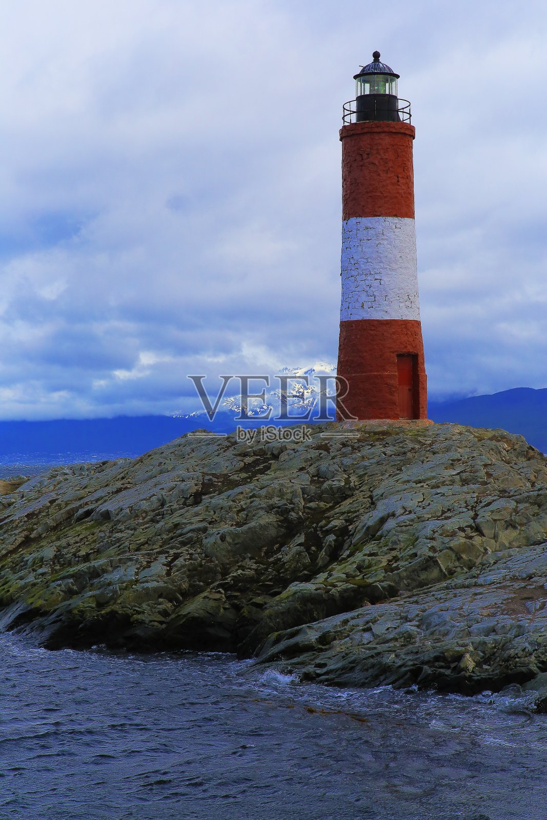 乌斯怀亚比格尔海峡和安第斯山脉景观中的Les eclareurs灯塔照片摄影图片