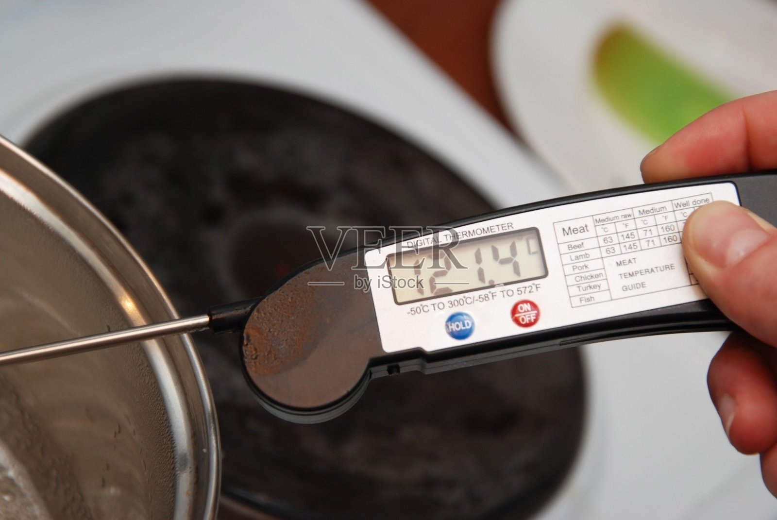 通过糖的各个阶段测量糖的沸腾温度或焦糖糖浆。照片摄影图片