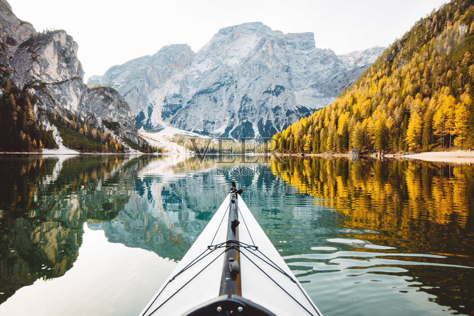 在阿尔卑斯山脉的湖泊上划皮艇照片摄影图片