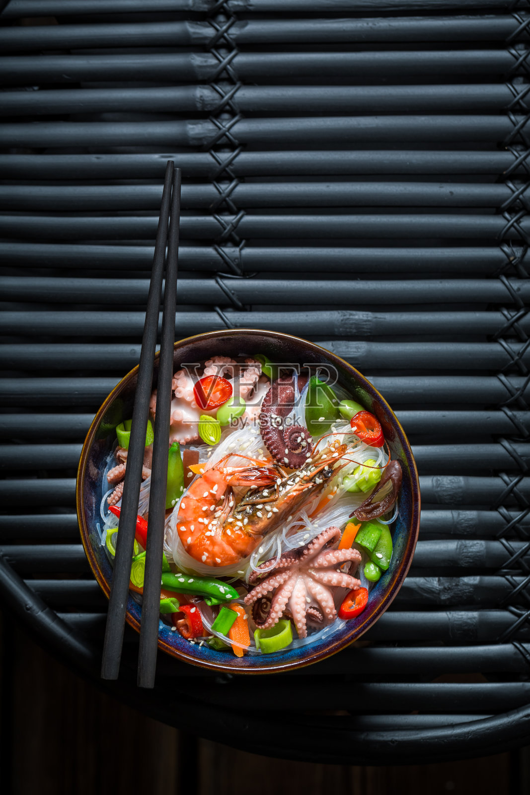 美味的海鲜面虾和章鱼在黑色的桌子照片摄影图片