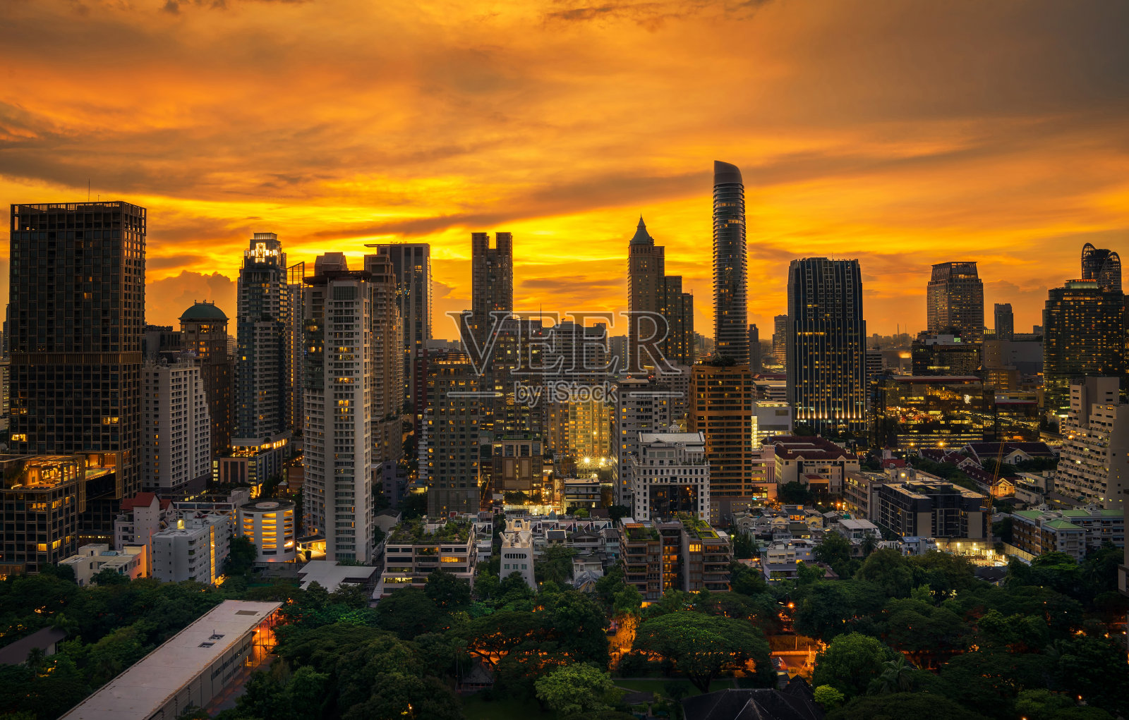 曼谷城市和日落的观点从屋顶酒吧在酒店照片摄影图片