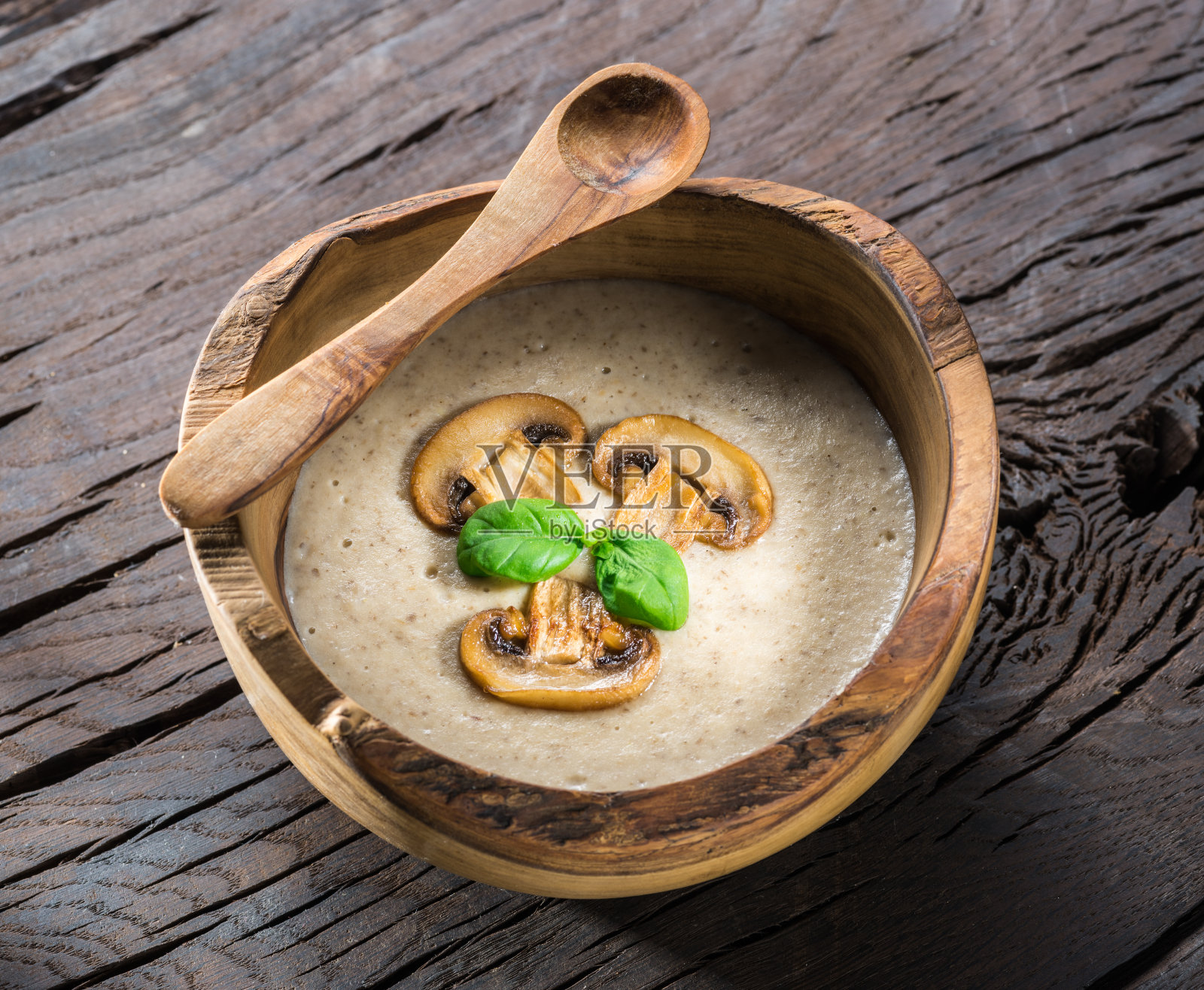 木桌上的蘑菇奶油汤。照片摄影图片