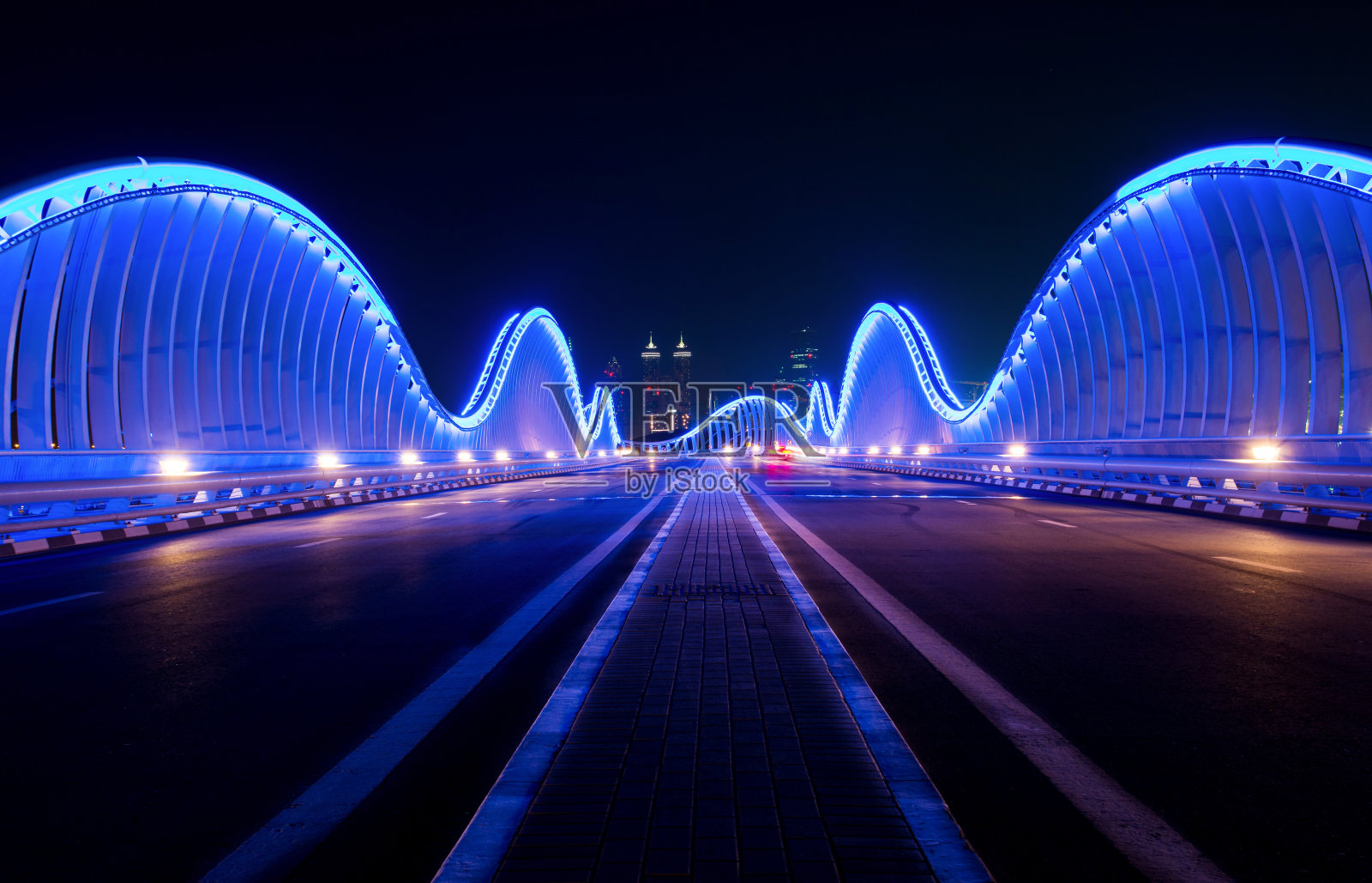 迪拜梅丹大桥的夜晚照片摄影图片