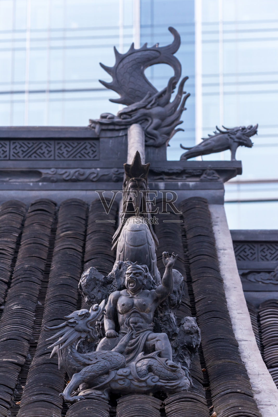 寺庙屋顶上的龙雕塑照片摄影图片