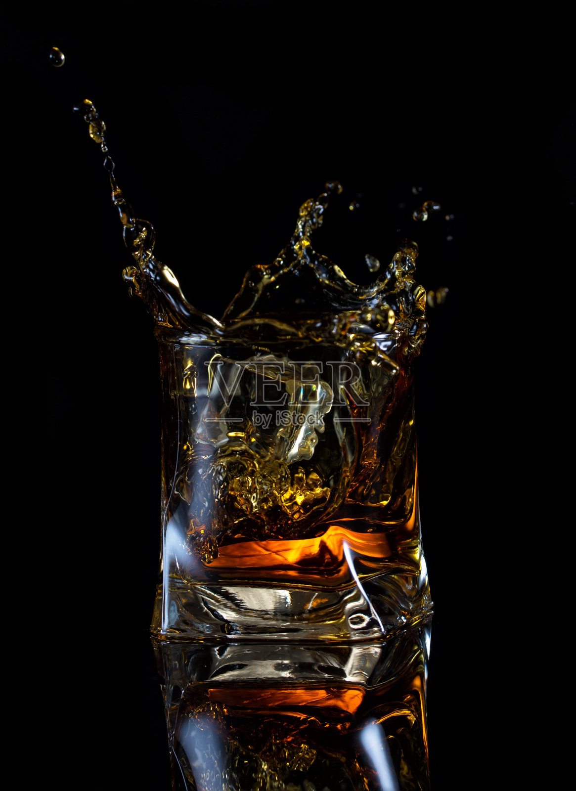在方形玻璃杯中加入威士忌照片摄影图片