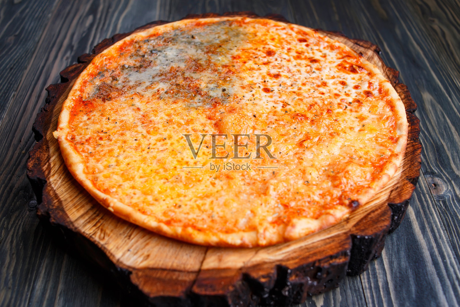 美味的quattro formaggi披萨在质朴的木质背景上，cl照片摄影图片