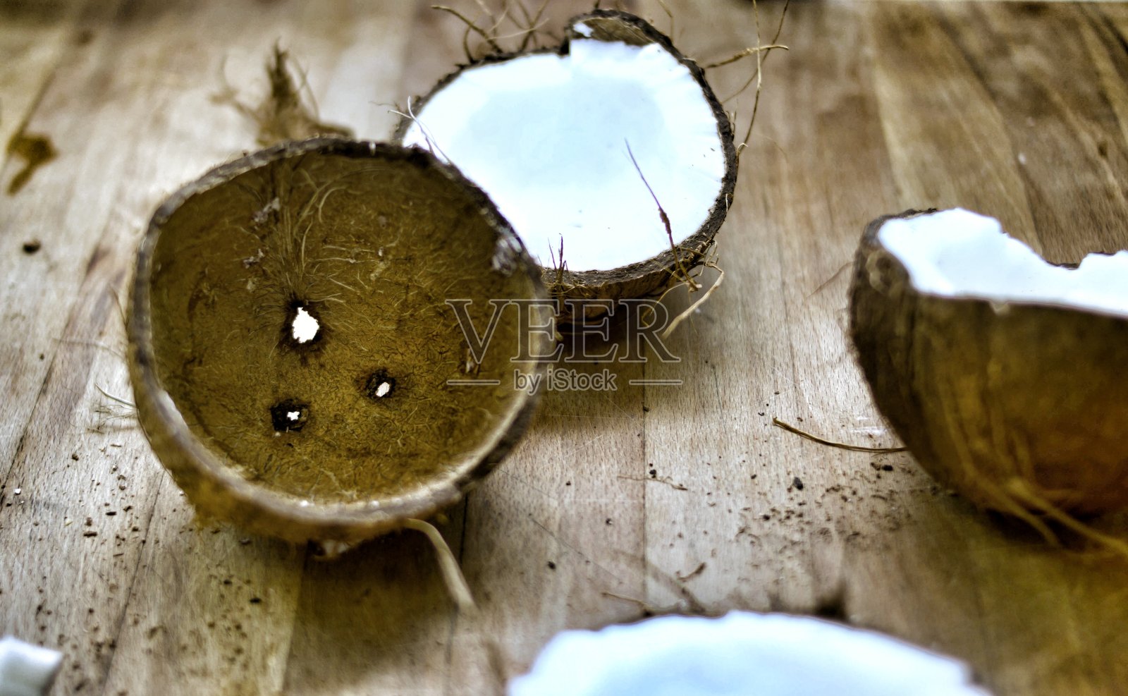 木头背景上的碎椰子。有选择性的重点。照片摄影图片