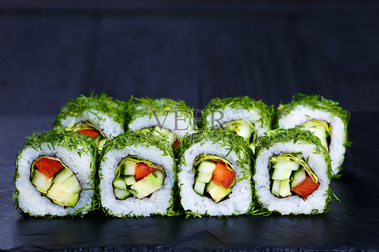 素食寿司菜单。黄瓜、牛油果和番茄卷照片摄影图片