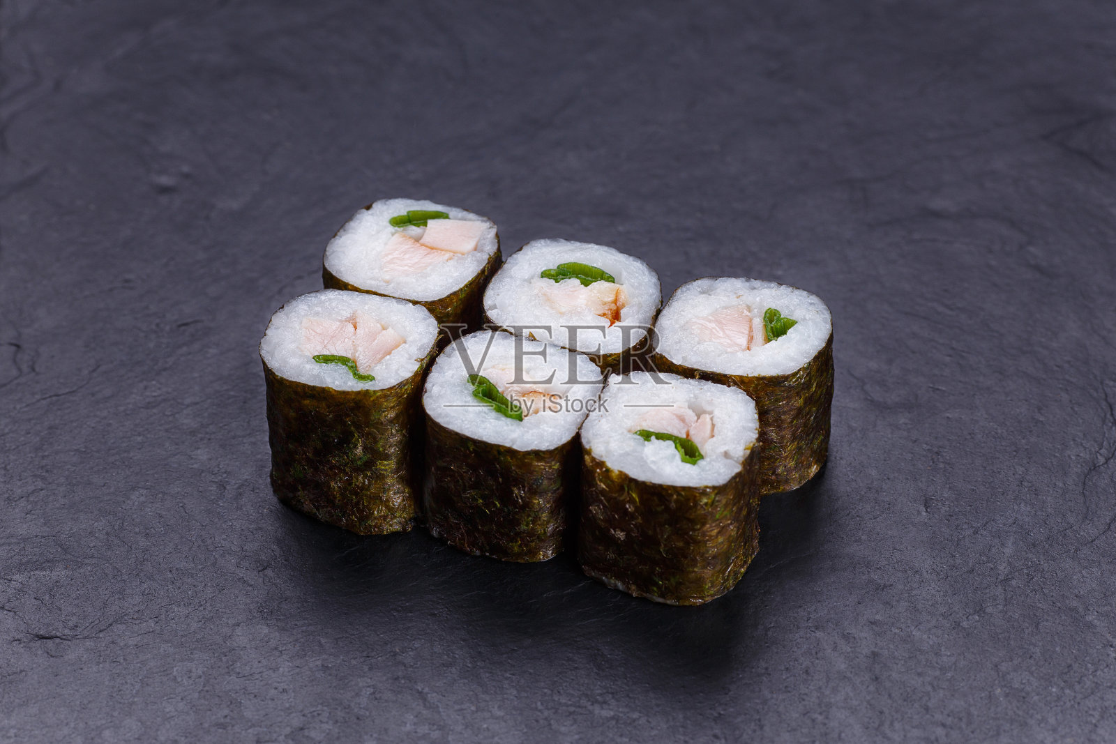 日本料理，餐厅菜单。寿司卷配红鱼和sca照片摄影图片