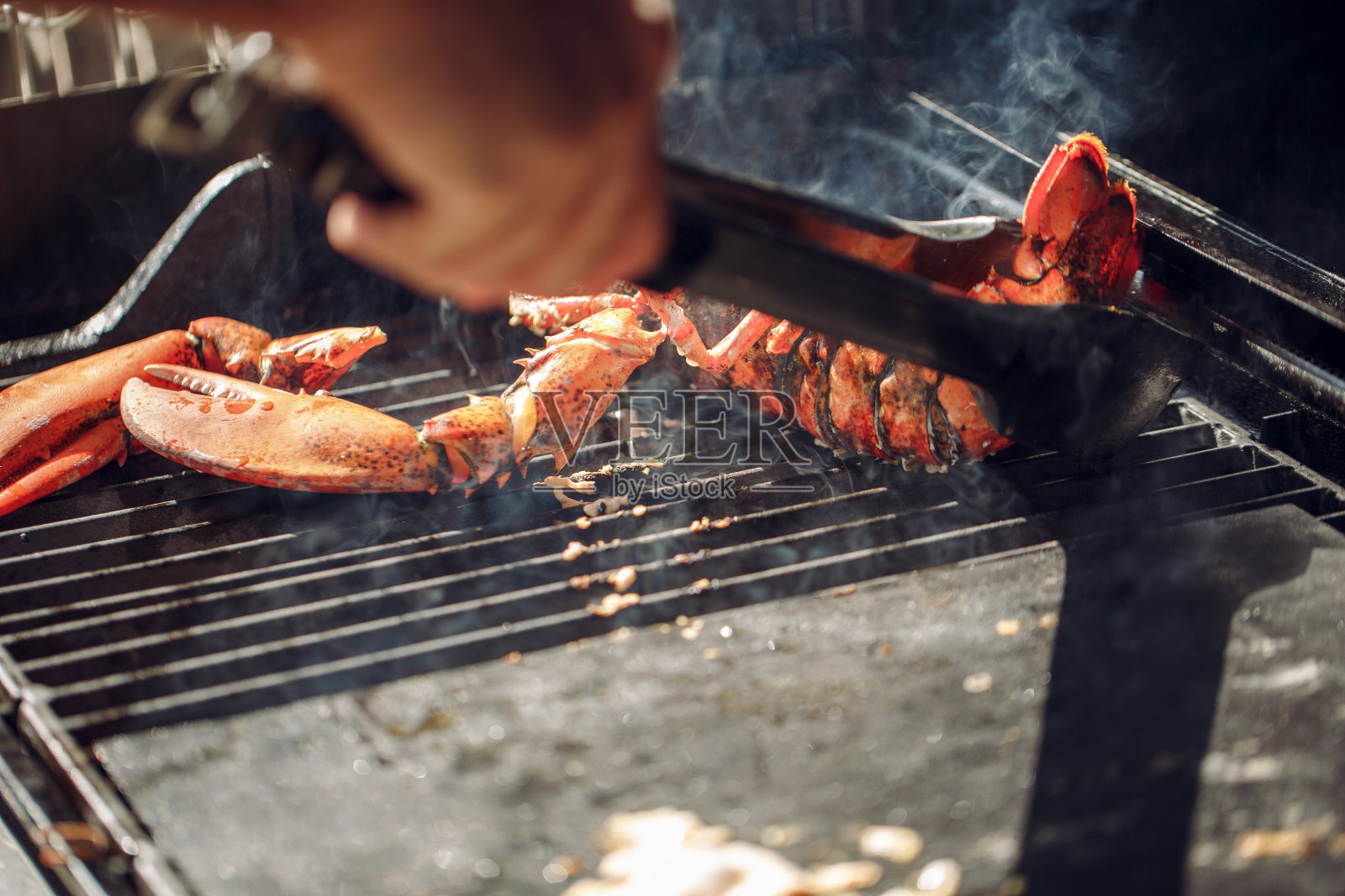 龙虾烤烧烤海鲜在烧烤火焰。照片摄影图片