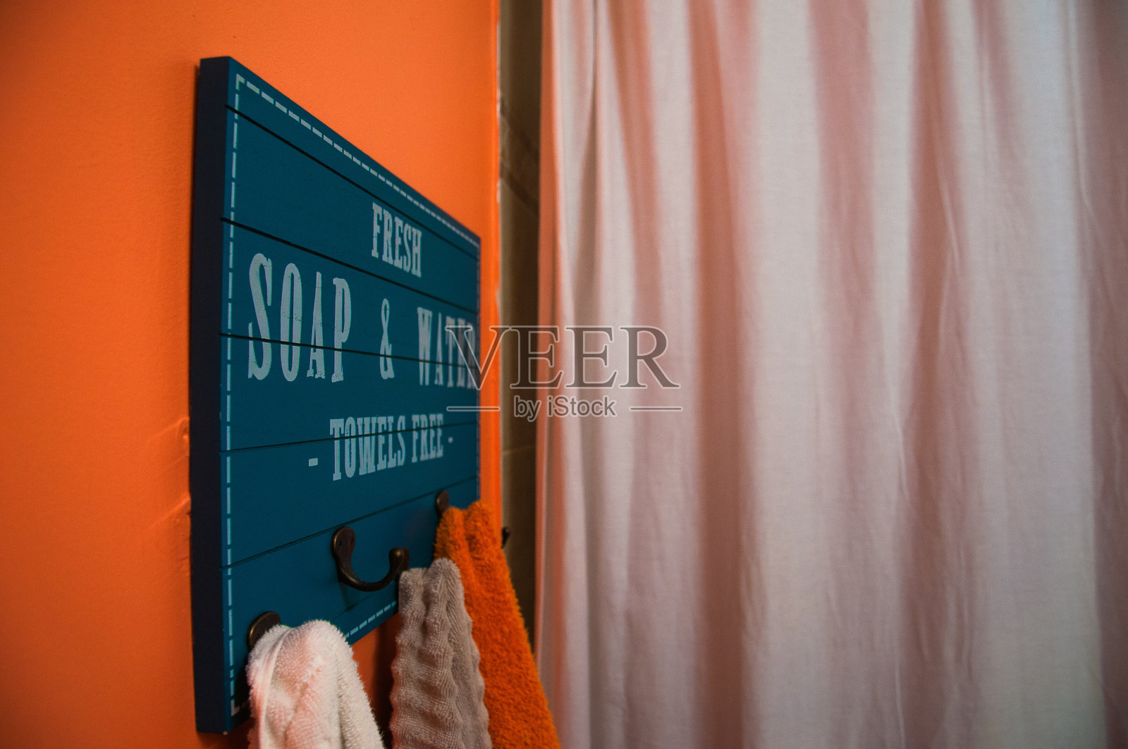 明亮浴室的毛巾衣架照片摄影图片