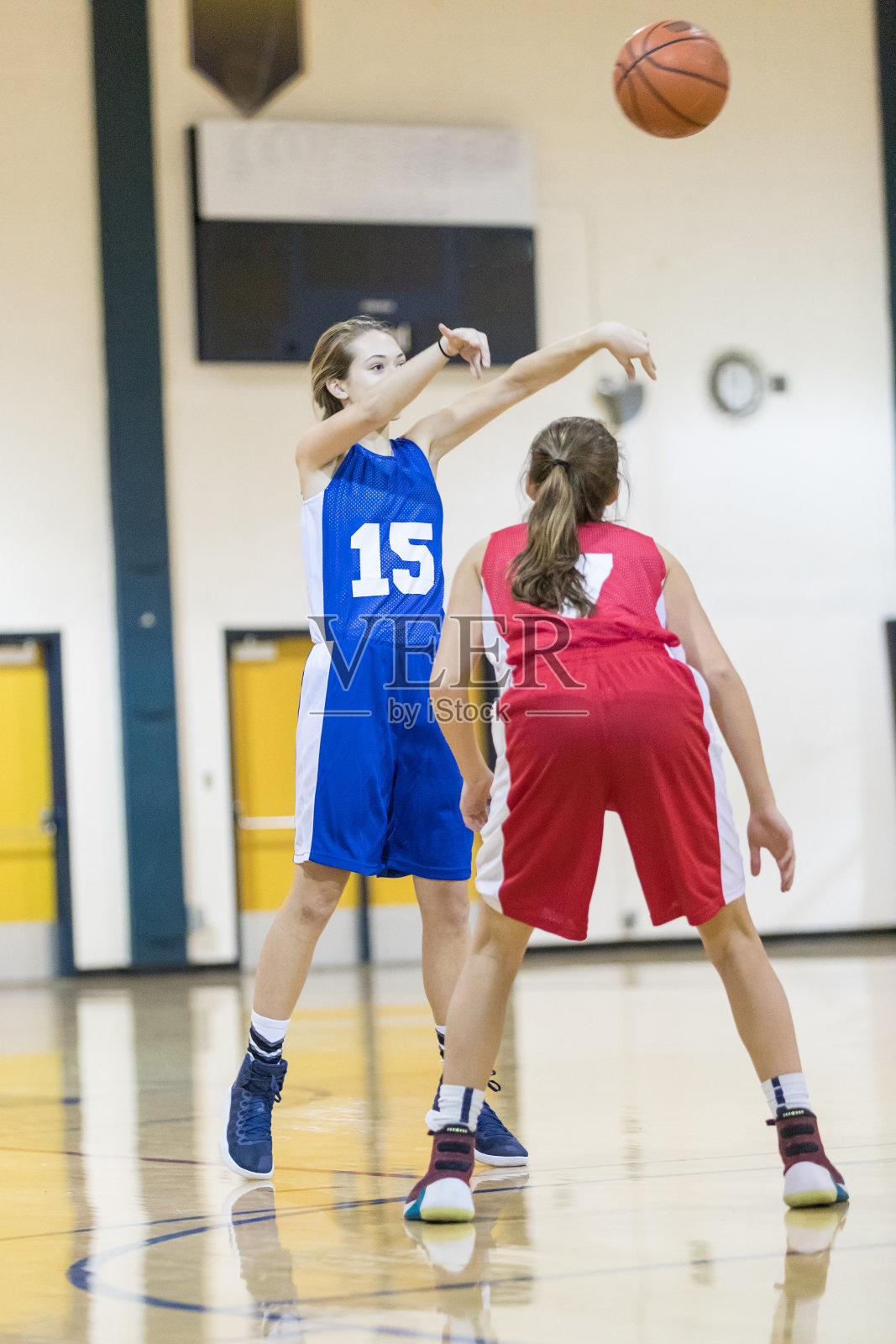 少女女子篮球运动员运球在关键的顶部照片摄影图片