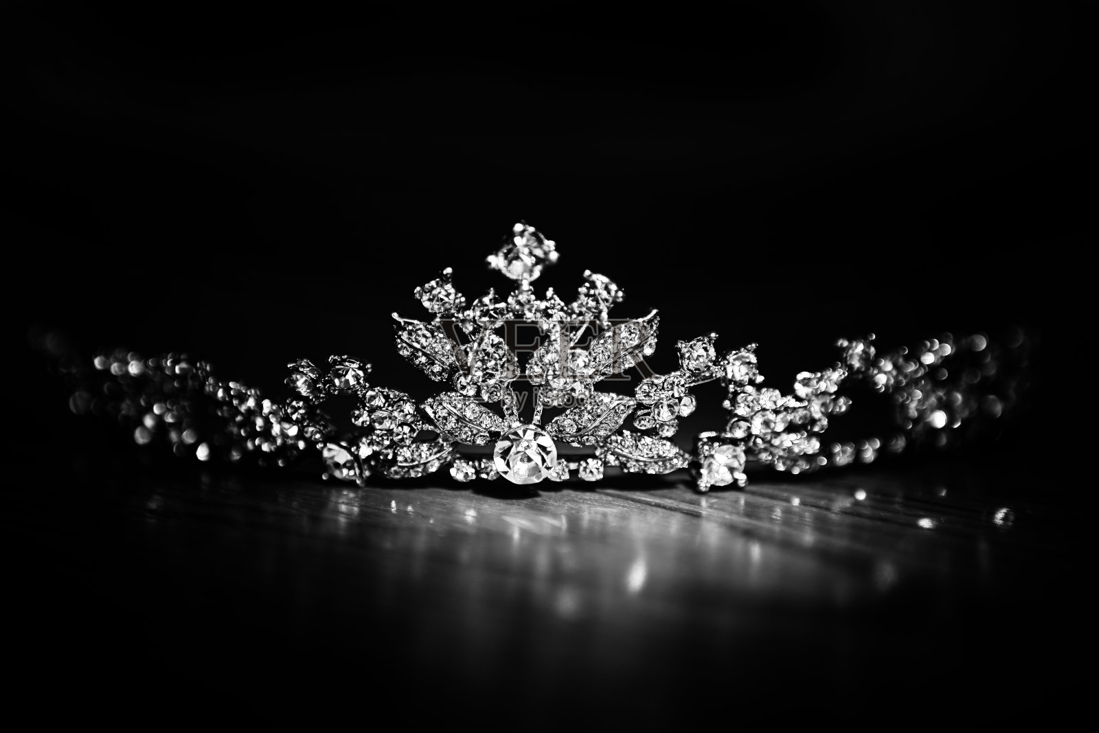 明亮的钻石皇冠在黑色的背景照片摄影图片