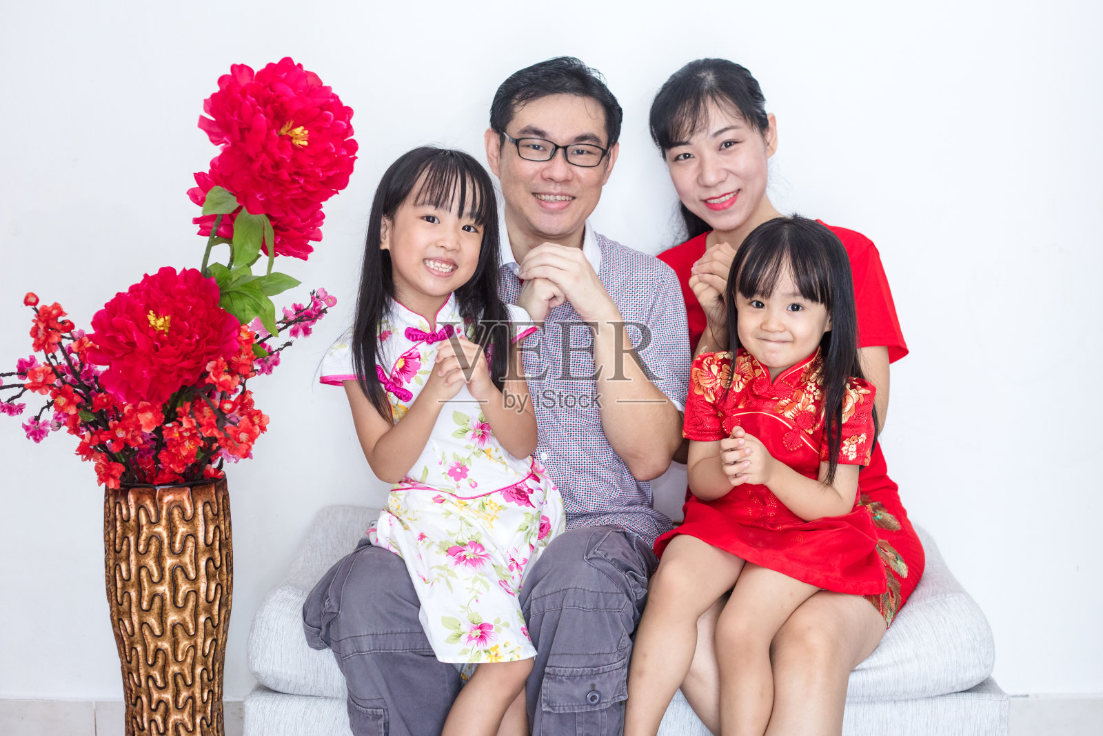 亚洲华人家庭以问候的姿态庆祝中国新年照片摄影图片