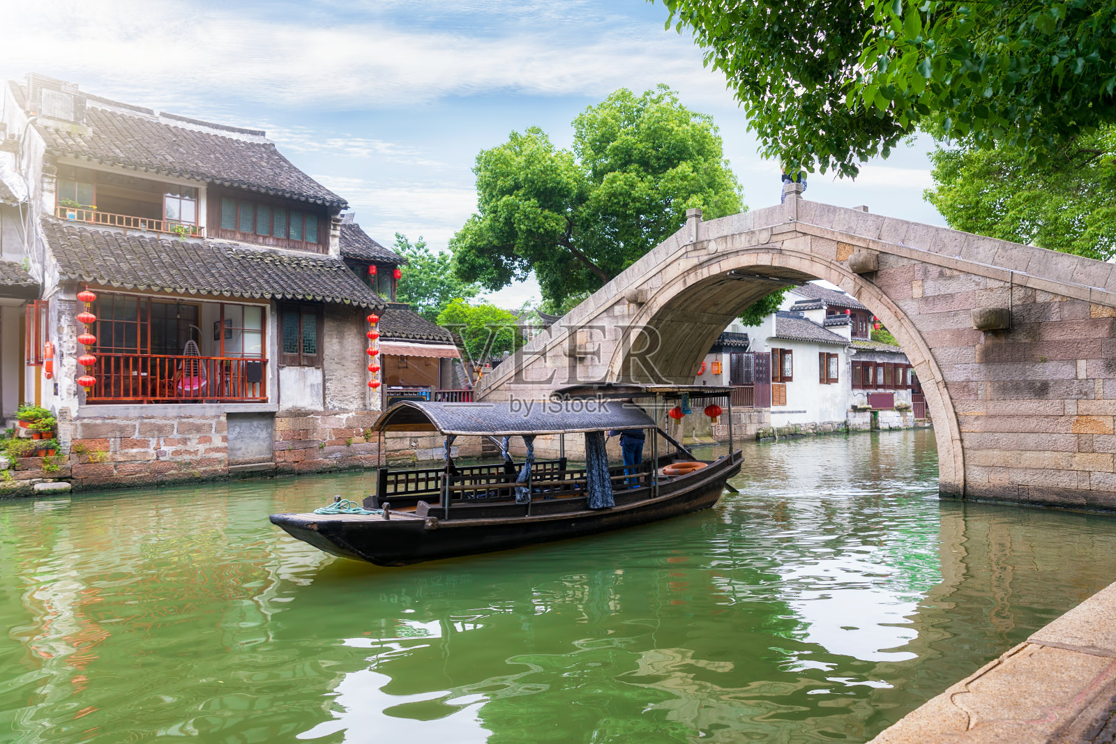 中国同里古水乡的水渠和贡多拉照片摄影图片