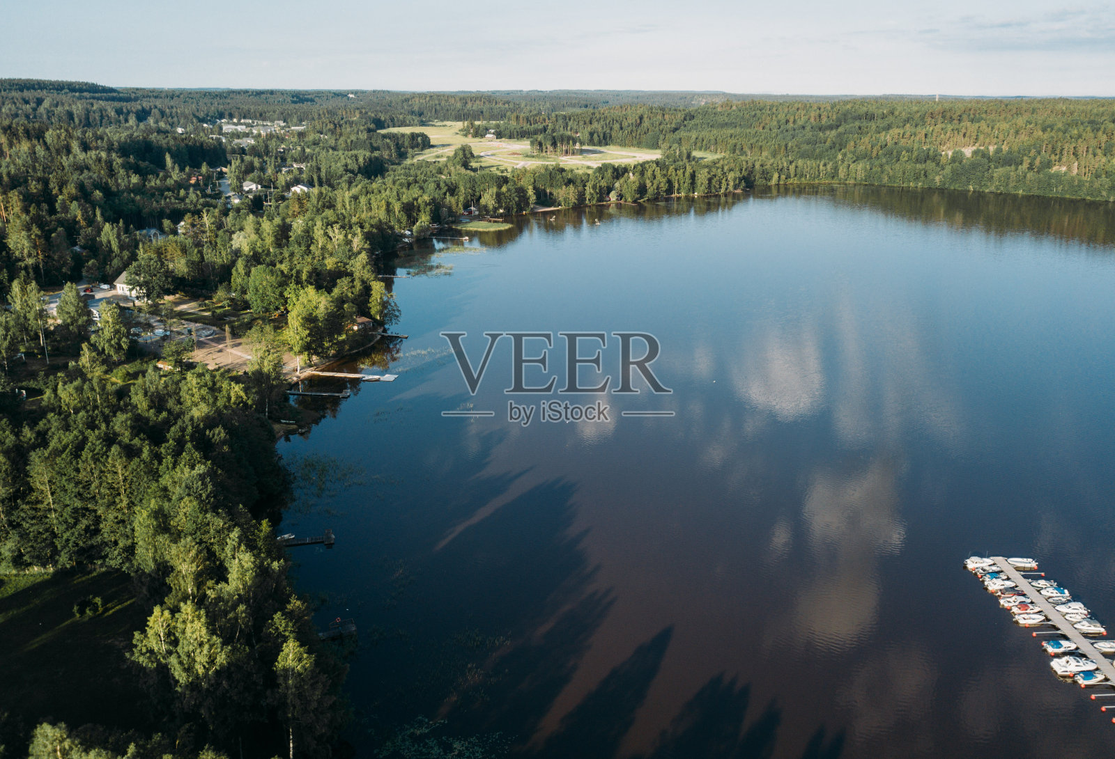 湖的风景。芬兰Nummela城市照片摄影图片
