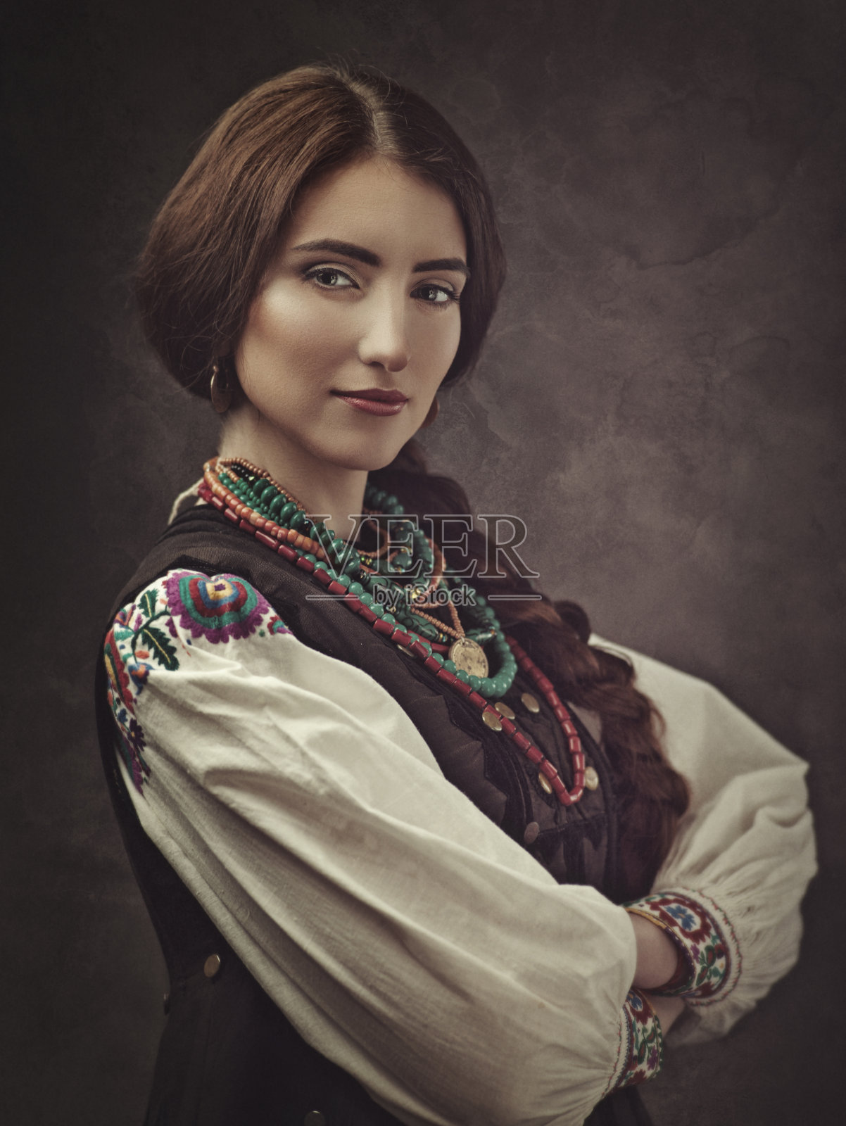 人种的美丽。美丽的年轻女子穿着传统的乌克兰服装和珠宝照片摄影图片