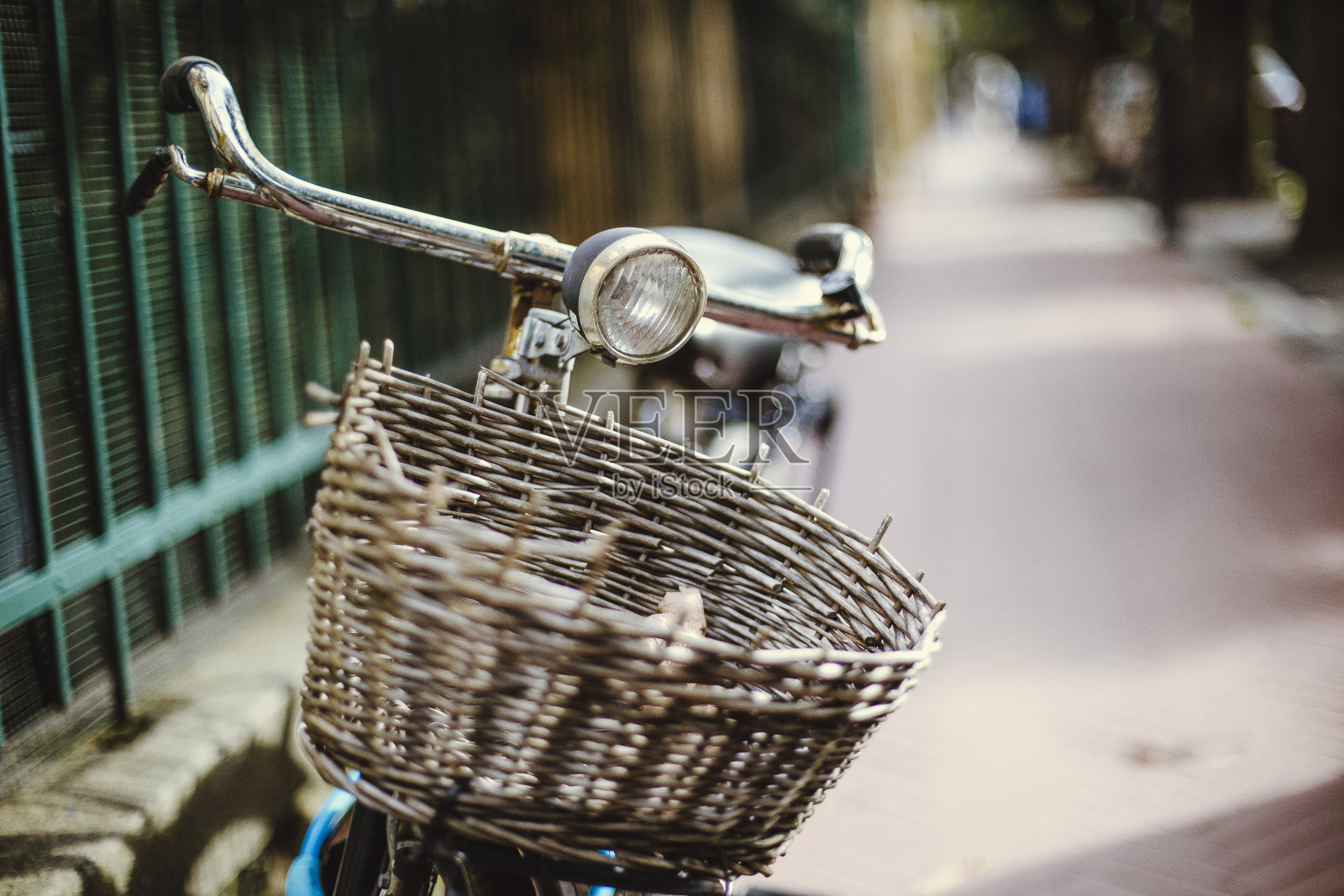 意大利莱万托小巷里的自行车照片摄影图片