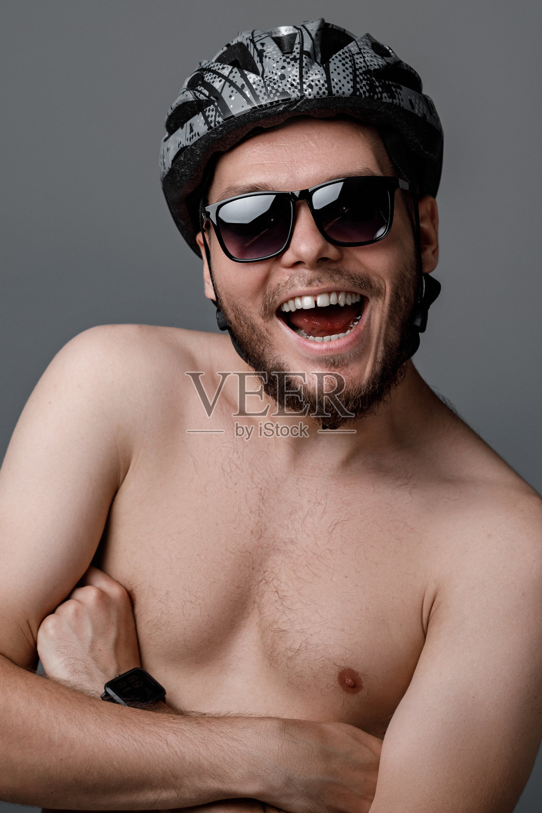 年轻的自行车手的滑稽肖像照片摄影图片