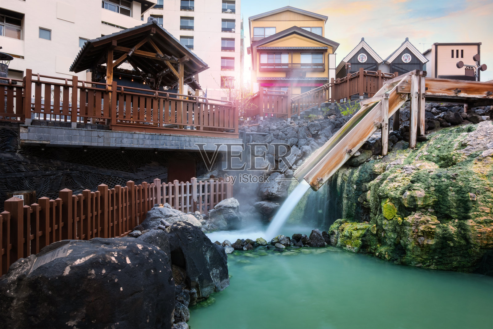 日本群马县草津温泉的Yubatake温泉照片摄影图片