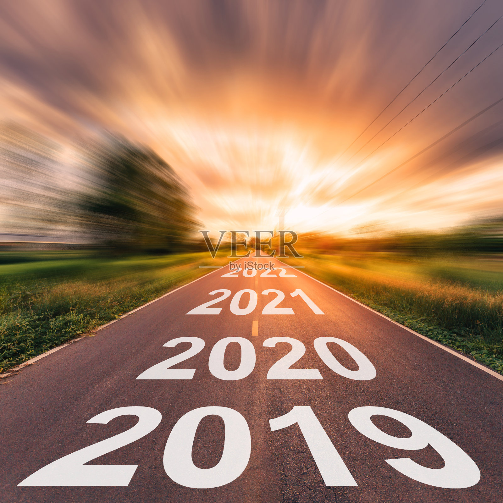 空旷的柏油路和新年2019概念。在通往2019年目标的空路上行驶。照片摄影图片