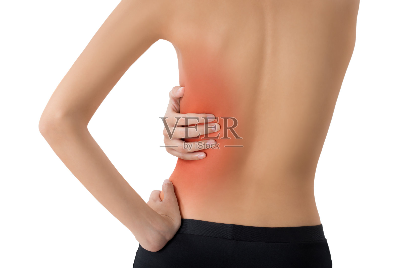 女人的手托着她的背部，按摩疼痛的区域，红色突出显示，孤立在白色的背景。照片摄影图片