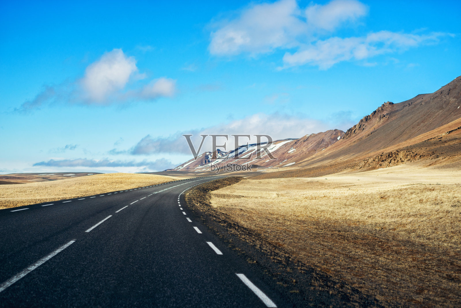 穿过冰岛山区的公路照片摄影图片