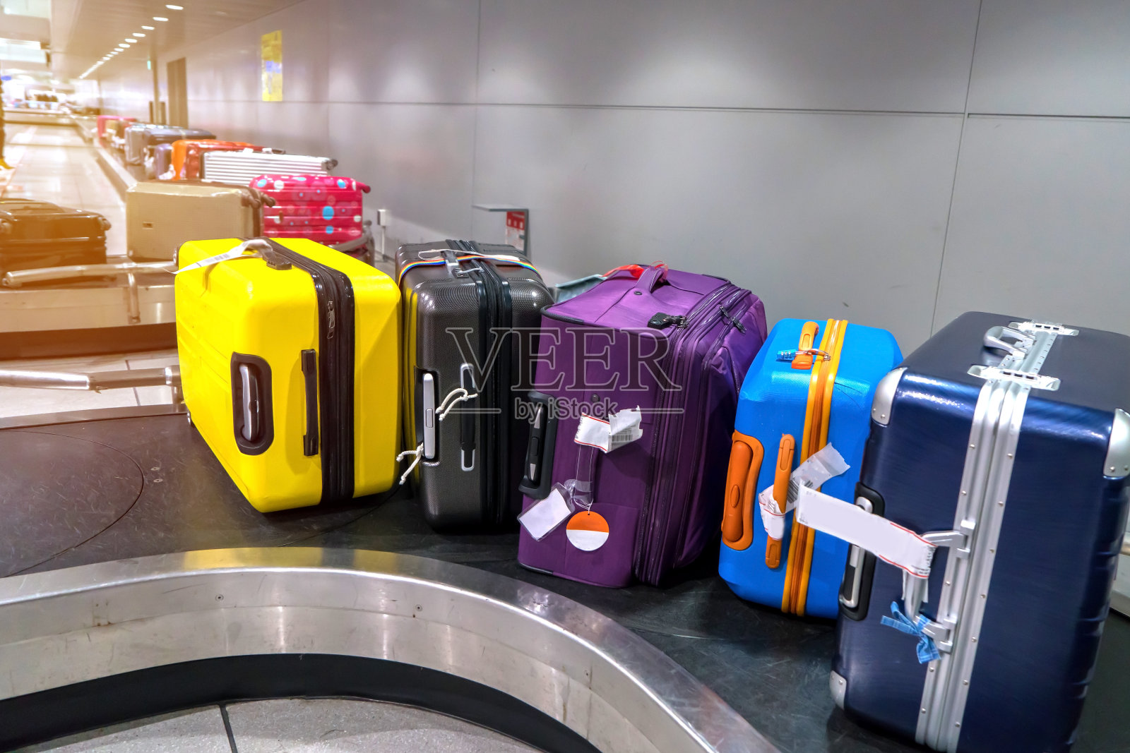 带传送带的手提箱或行李在机场照片摄影图片