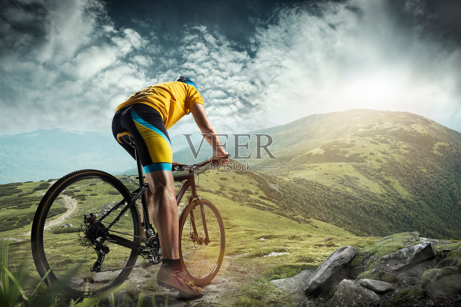 那个戴头盔、骑自行车爬山的健康青年照片摄影图片