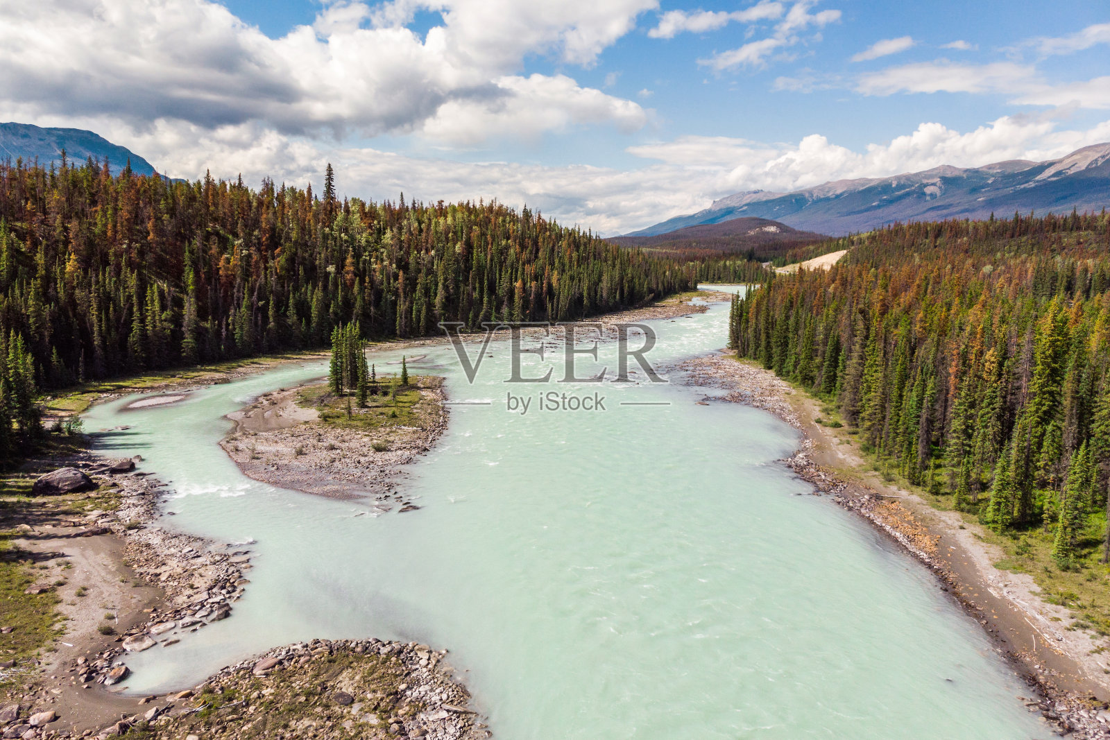 鸟瞰图的弓河在夏季班夫国家公园，阿尔伯塔，加拿大照片摄影图片