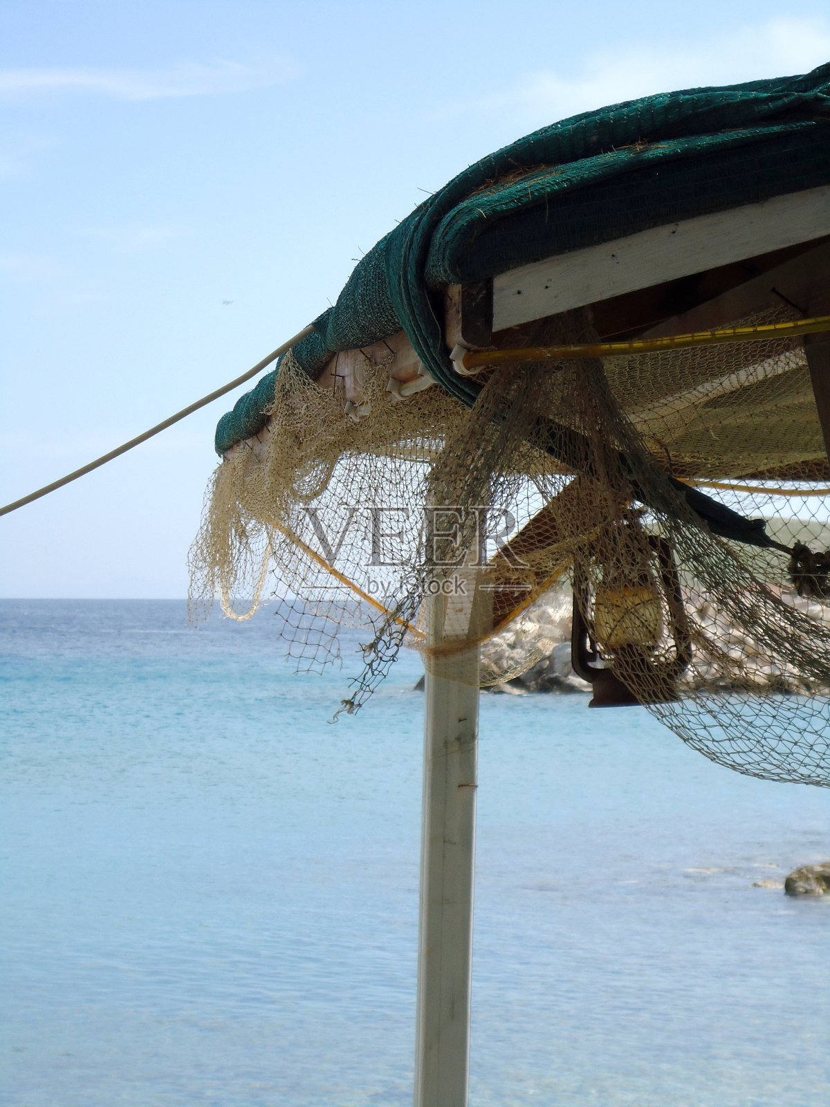 从渔棚，渔网，灯笼，天空和大海中剪出照片摄影图片