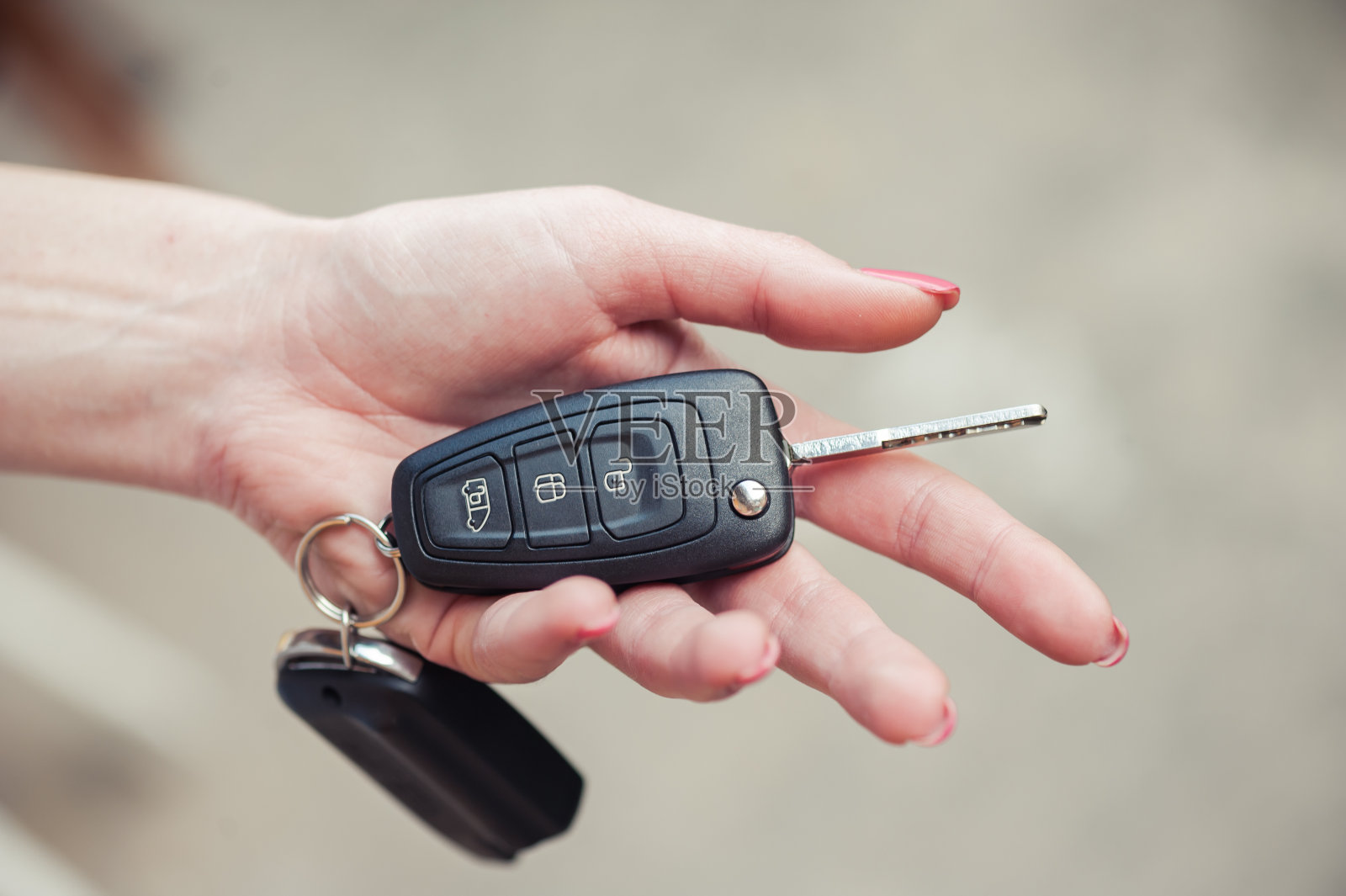 车里的钥匙在一个女人手里汽车销售商开放和信号照片摄影图片