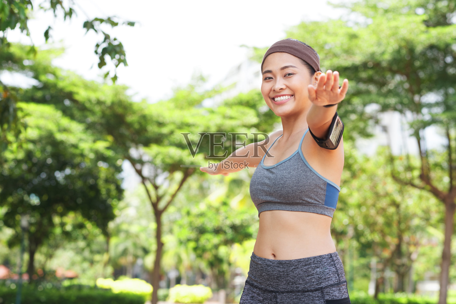 在公园里锻炼的快乐的女运动员照片摄影图片