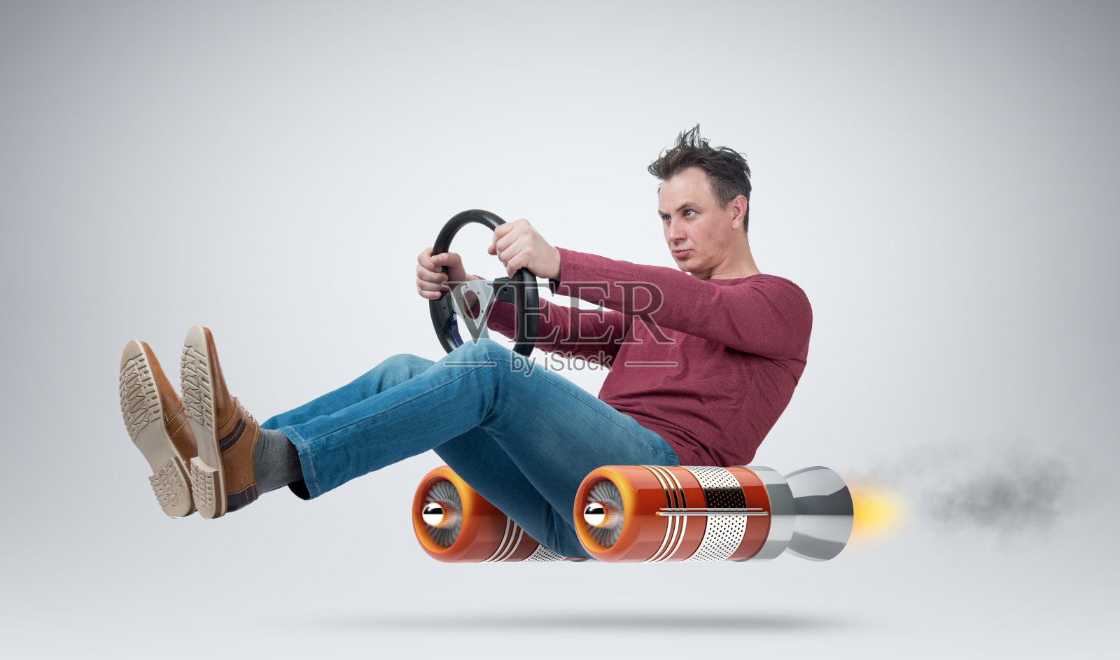 有趣的人，一个有轮子的汽车司机，替代交通的概念照片摄影图片