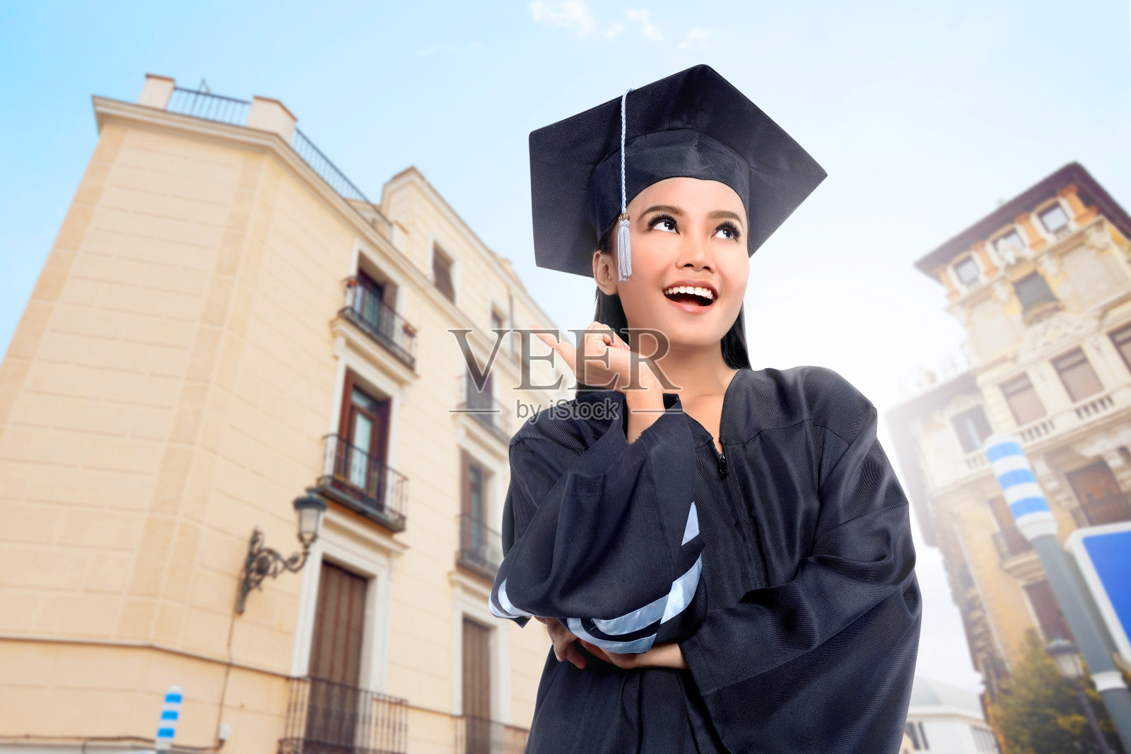 美丽的亚洲女孩与毕业礼服和帽子照片摄影图片