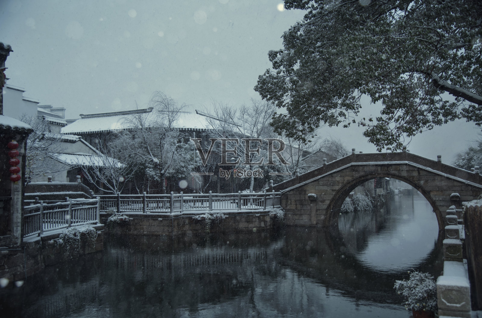 白雪覆盖的古镇照片摄影图片