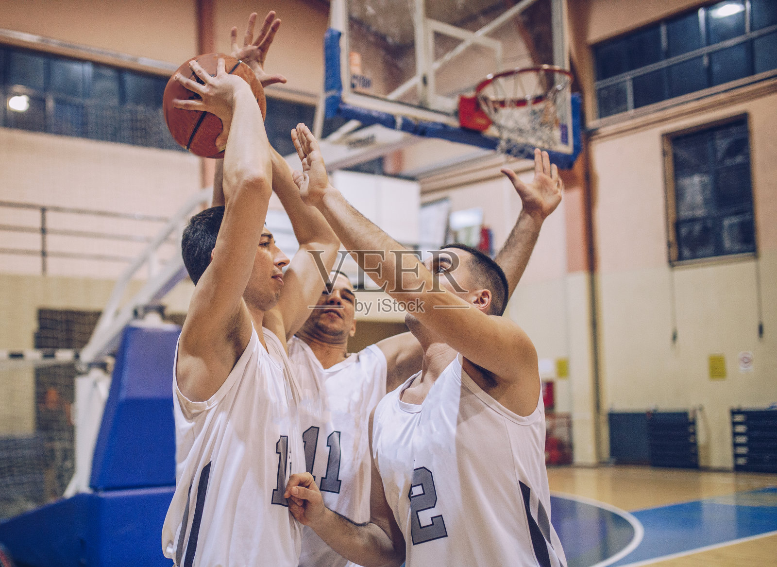 一群男性运动员在打篮球照片摄影图片